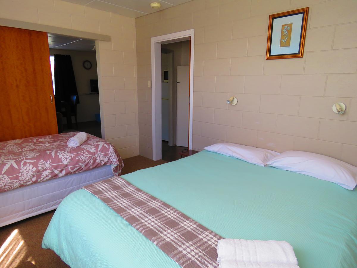 Opunake Motel And Backpackers Lodge Extérieur photo