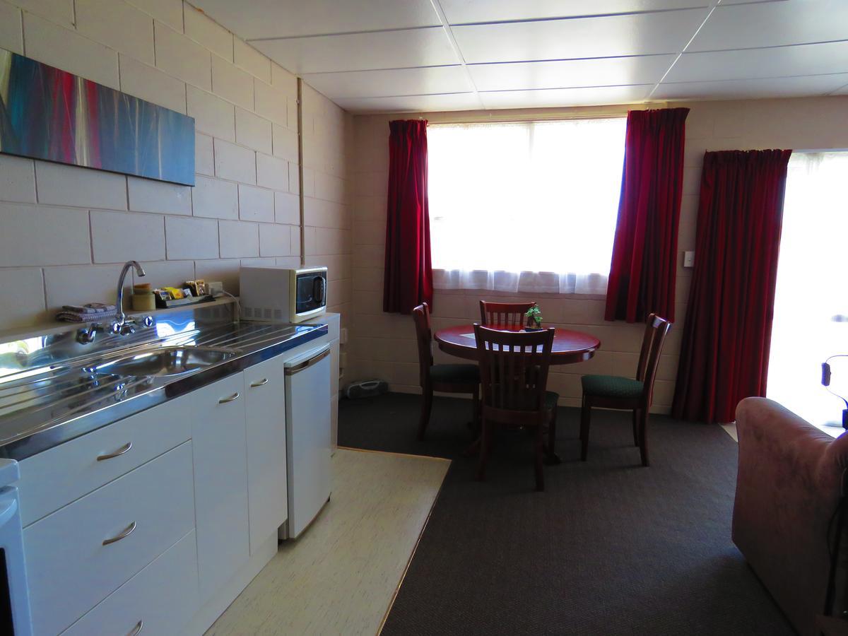 Opunake Motel And Backpackers Lodge Extérieur photo