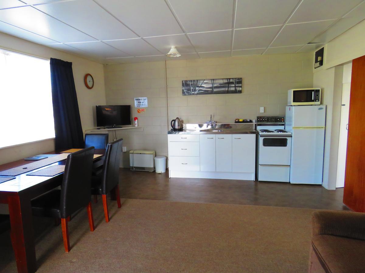 Opunake Motel And Backpackers Lodge Extérieur photo